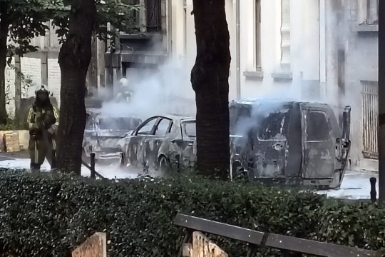 Feuerwehrleute löschen drei brennende Autos