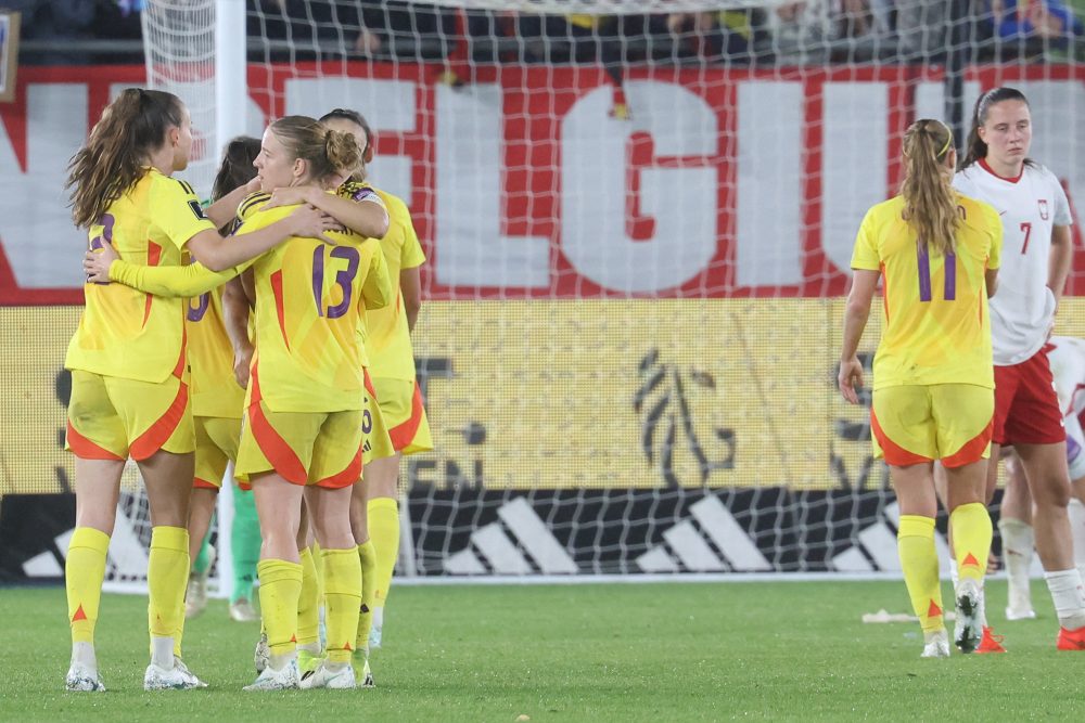 Spielerinnen der Red Flames auf dem Platz, im Hintergrund eine polnische Nationalspielerin