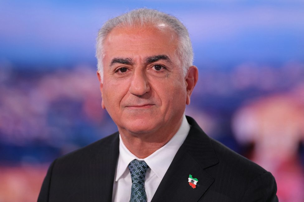 Der ehemalige Kronprinz des Iran und heutige führende Oppositionspolitiker Reza Pahlavi im französischen Fernsehen