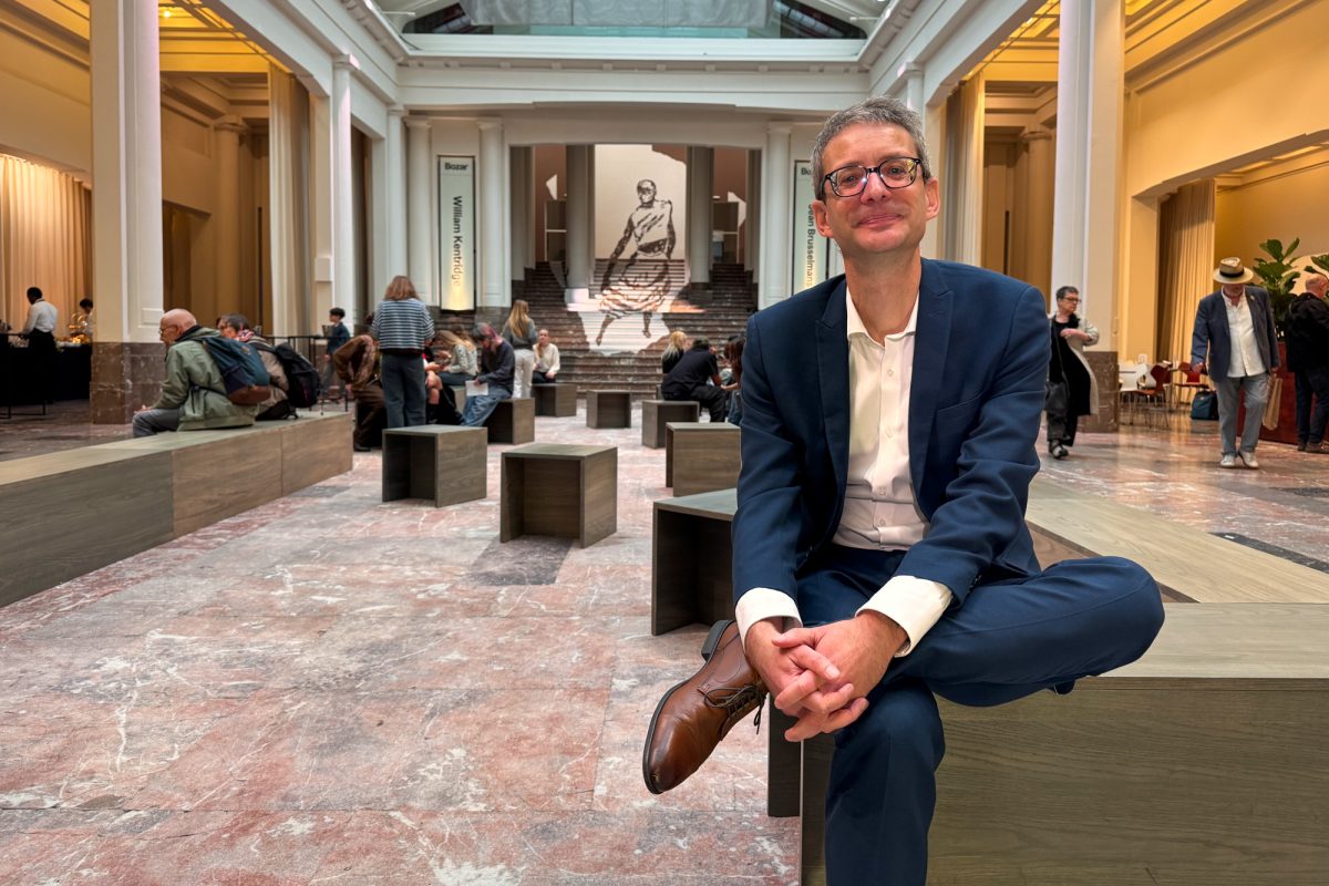 Roger Christmann sitzt in einem der Räume im Bozar