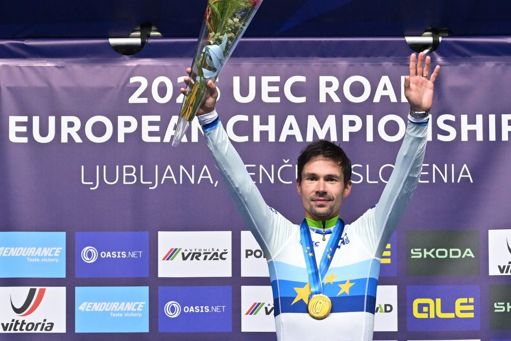 Der Slowene Primoz Roglic bei der Siegerehrung