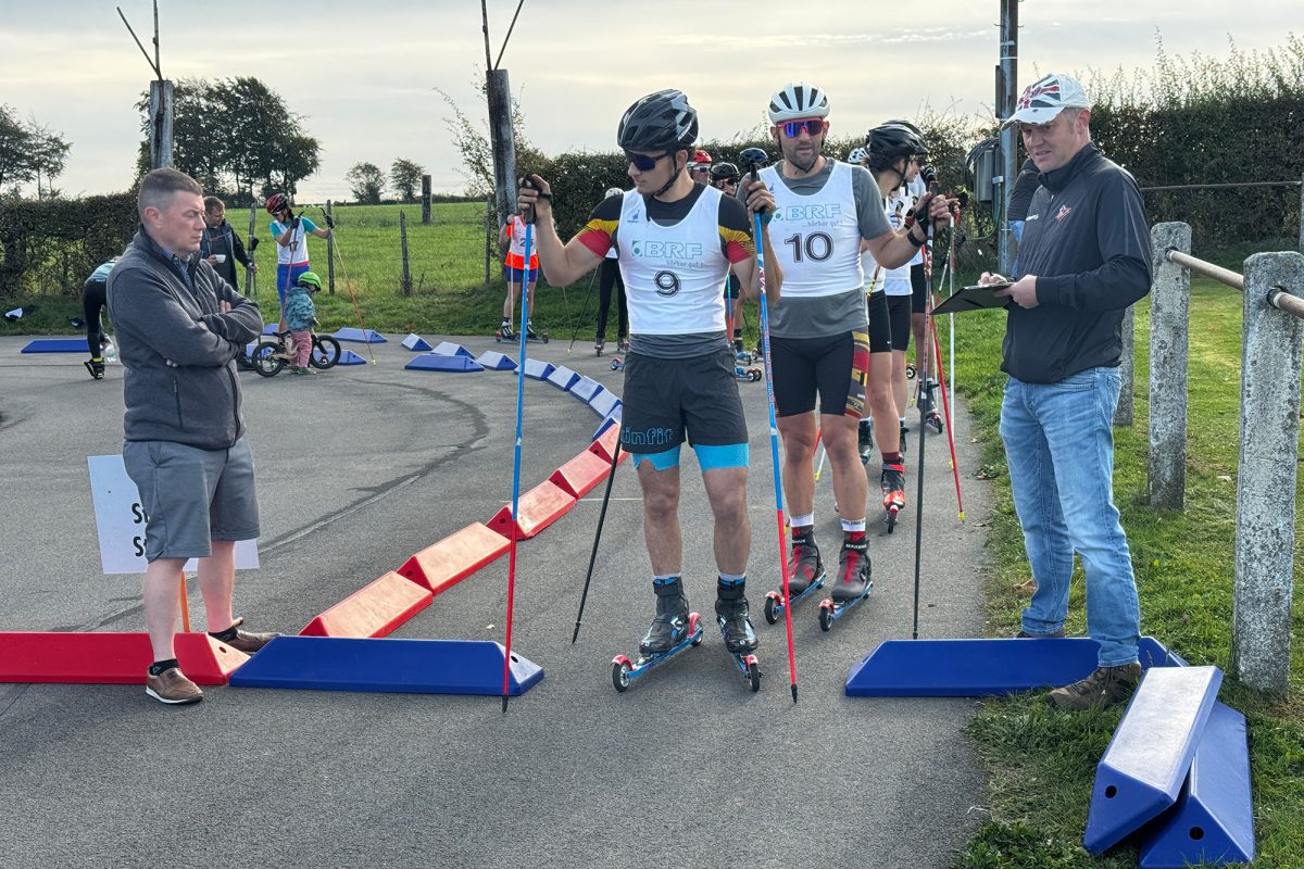 Teilnehmer der Rollerski-Meisterschaft beim Start