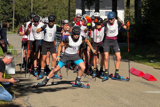Teilnehmer der Rollerski-Meisterschaft beim Start