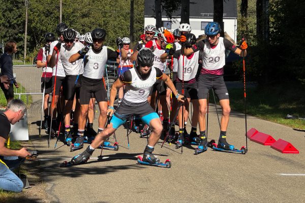 Teilnehmer der Rollerski-Meisterschaft beim Start