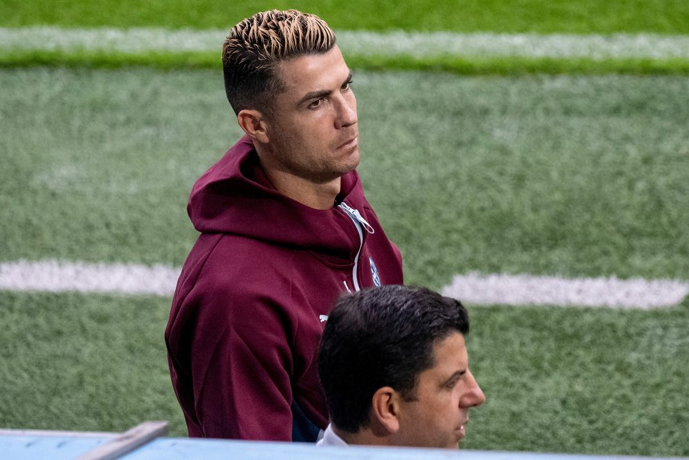 Cristiano Ronaldo beim Training der portugiesischen Nationalmannschaft im Eleda-Stadion im schwedischen Malmö, er steht im Kapuzenpullover am Spielfeldrand