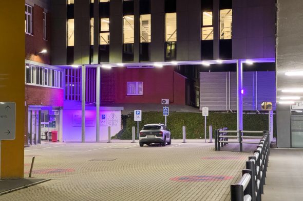 Die rückwärtige Fassade des Eupener Krankenhauses am Abend mit pinker Beleuchtung