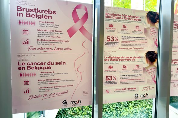 Tafeln mit Informationen zu Brustkrebs hängen im Eupener Krankenhaus