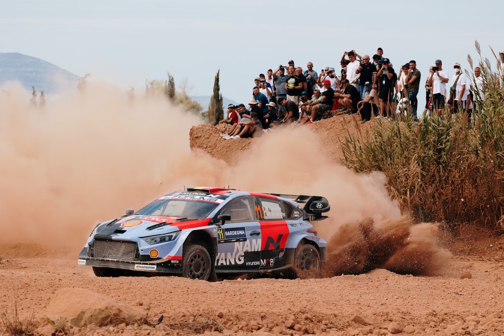 Der Hyundai von Thierry Neuville/Martijn Wydaeghe beim Shakedown der Rallye Italien in einer Kurve, im Hintergrund sind Zuschauer zu sehen