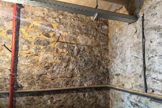 Kellerwand, hinter der der Schmugglertunnel vermutet wird
