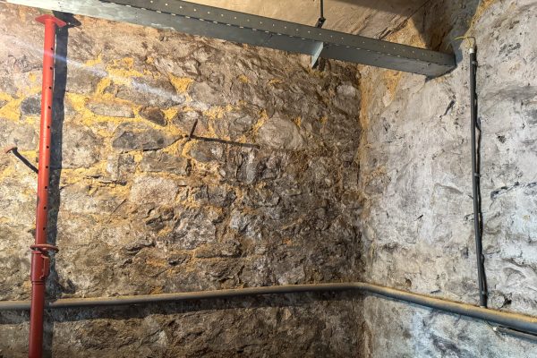 Kellerwand, hinter der der Schmugglertunnel vermutet wird