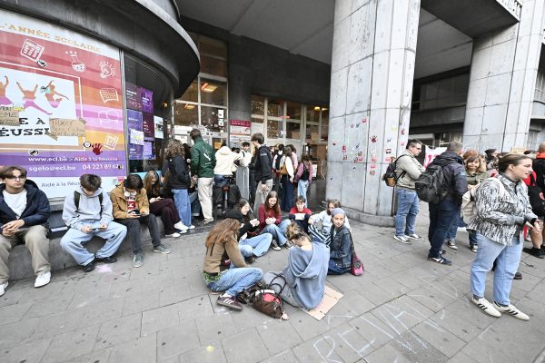 Schüler sitzen vor dem Schulgebäude der Leoni-de-Waha-Schule in Lüttich