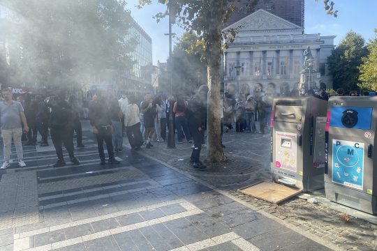 Schülerproteste in Lüttich. Rauch ist in der Luft.