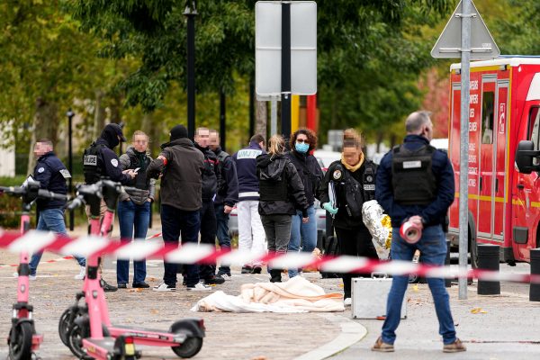 Ermittler sichern Spuren am Anschlagsort in Trappes