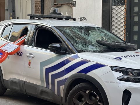 Beschädigtes Polizeiauto nach Schulprotesten in Lüttich