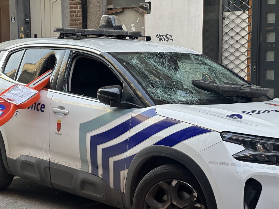 Beschädigtes Polizeiauto nach Schulprotesten in Lüttich