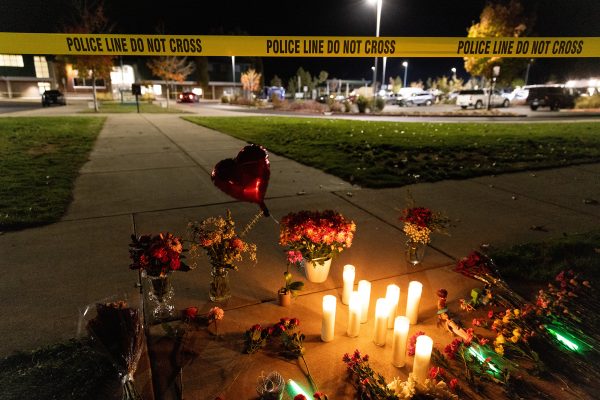Kerzen und Polizeiabsperrband vor Schule in Oregon