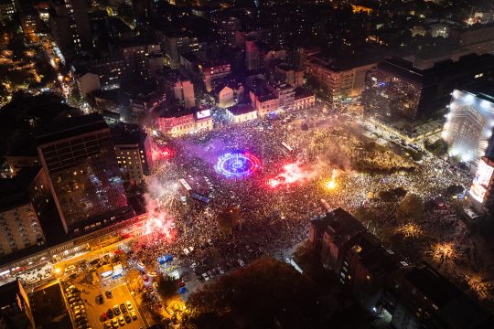 Ein Luftbild zeigt Anhänger der "Studentenliste", die sich am 25. Oktober 2026 in Belgrad auf dem Slavija-Platz versammeln, um ihren Sieg bei den serbischen Parlamentswahlen zu feiern.