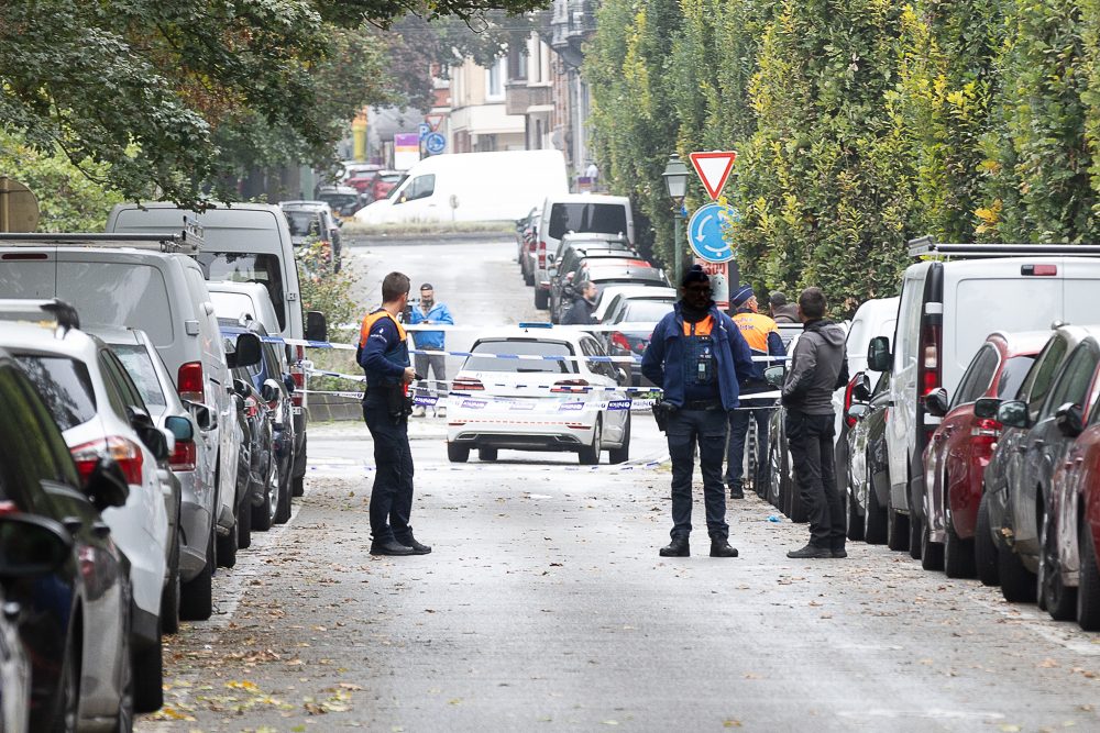 Polizisten am Ort der Schüsse am Morgen danach