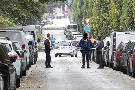 Polizisten am Ort der Schüsse am Morgen danach