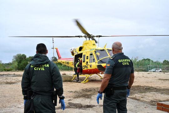 Zivilschutz evakuiert Anwohner mit dem Helikopter aus der Region Valencia
