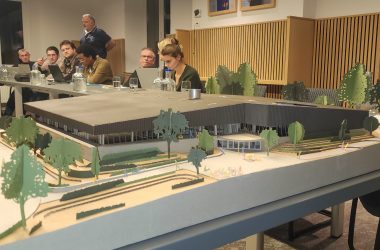 Modell der neuen Sporthalle Eynatten des Ateliers Chora (Bild: Olivier Krickel/BRF)