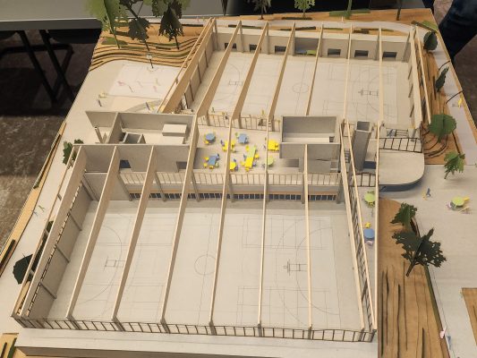 Modell der neuen Sporthalle Eynatten des Ateliers Chora (Bild: Olivier Krickel/BRF)