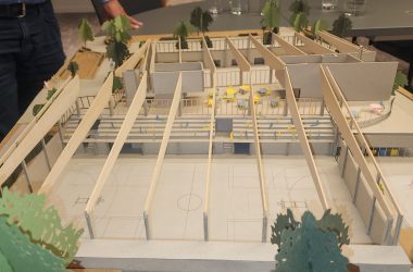 Modell der neuen Sporthalle Eynatten des Ateliers Chora (Bild: Olivier Krickel/BRF)