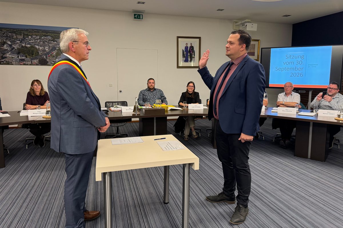 Luca Haas hebt die Hand zum Amtseid, der Bürgermeister steht ihm gegenüber