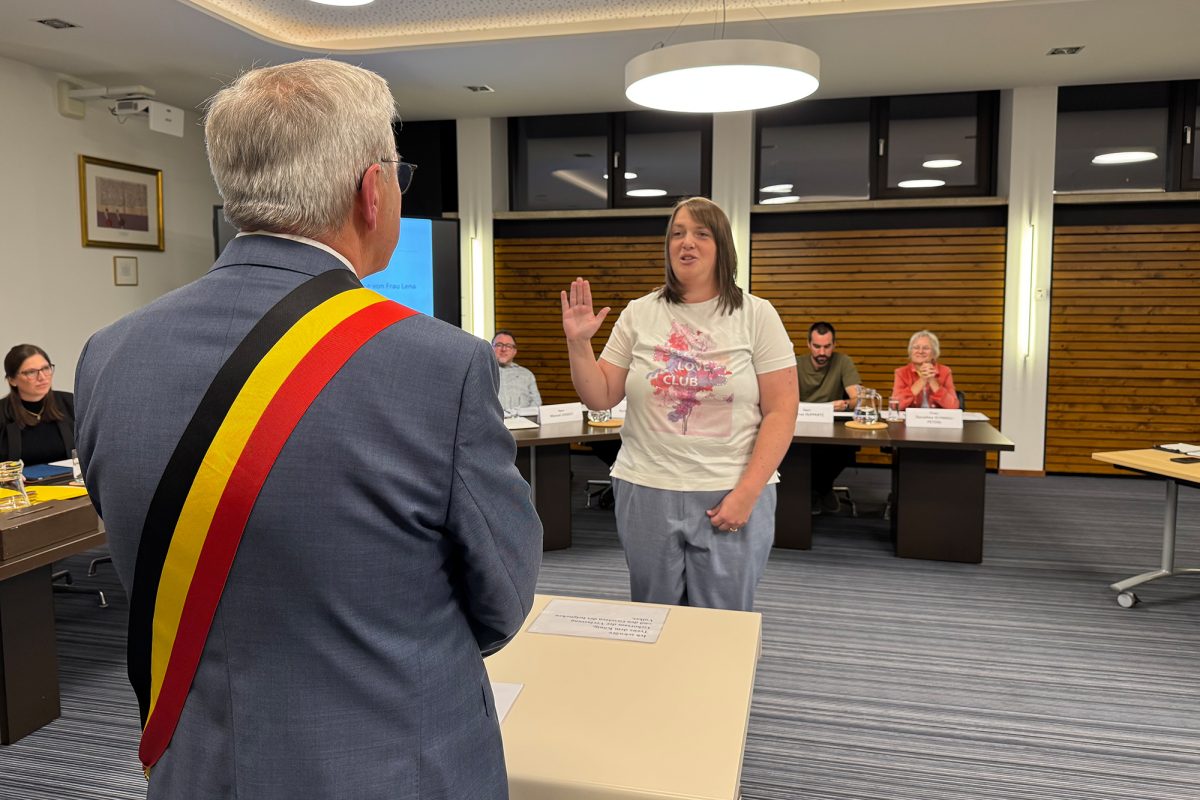 Lena Scheuren hebt die Hand zum Amtseid, der Bürgermeister steht ihr gegenüber