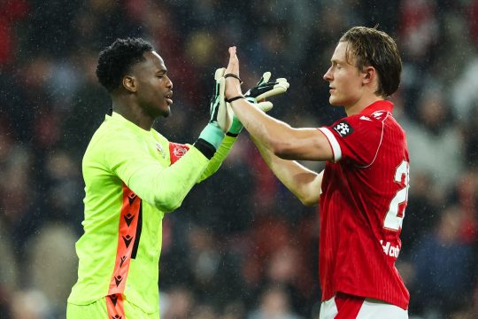 Torhüter Matthieu Epolo, und Ibe Hautekiet von Standard Lüttich klatschen sich ab nach dem Spiel
