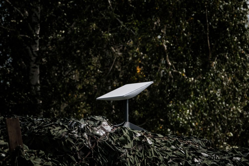eine "Starlink"-Antenne in der Region Charkiw