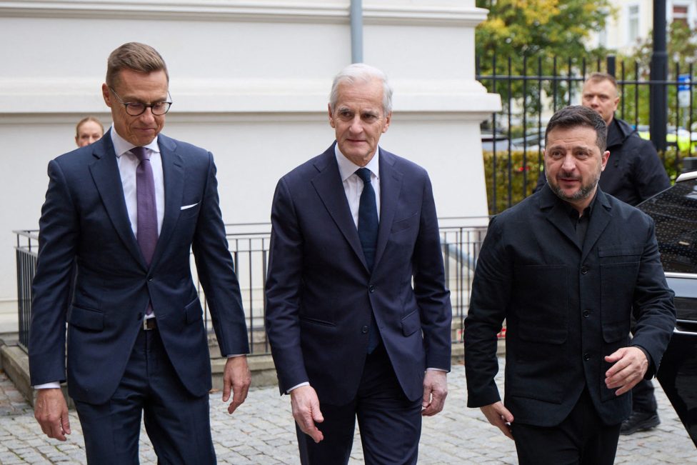der norwegische Ministerpräsident Jonas Gahr Store, der ukrainische Präsident Wolodymyr Selenskyj und der finnische Präsident Alexander Stubb auf dem Weg zu ihrer Besprechung