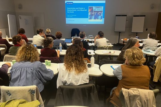 Menschen bei einem Seminar zum Tag der deutschen Sprache in einem Klassenzimmer der Uni Antwerpen