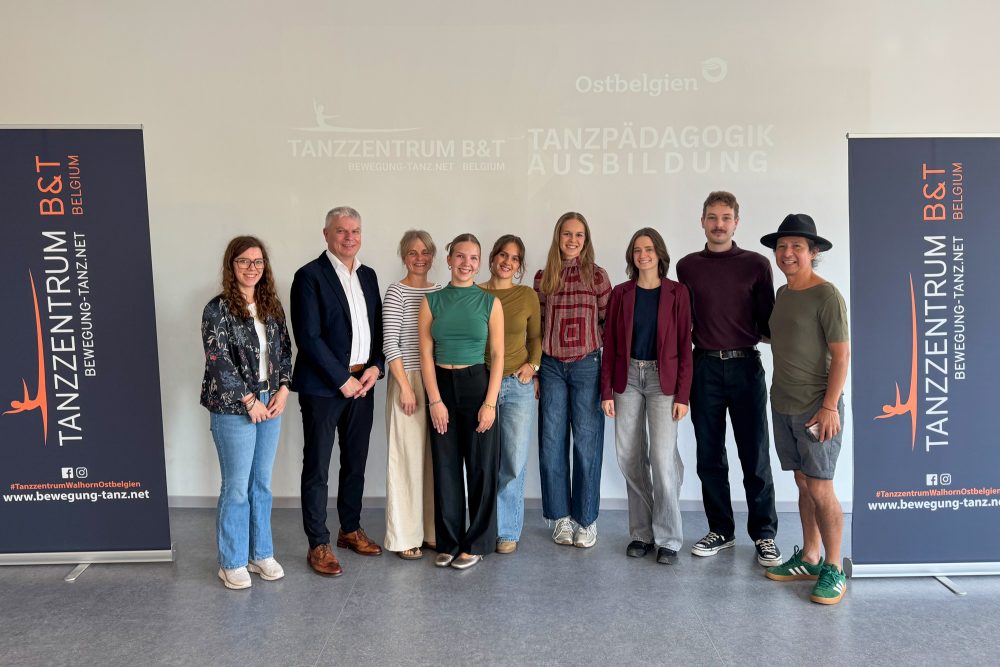 Gruppenbild der Lehrer und Absolventen