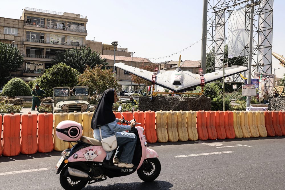 Frau auf Motorroller in Teheran am 28. September