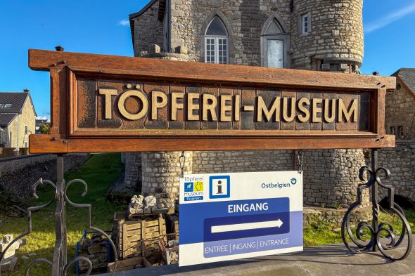 Eingang des Töpfereimuseums in der Burg Raeren