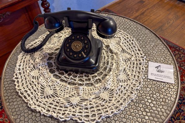 Telefon im "Wohnzimmer" der Ausstellung