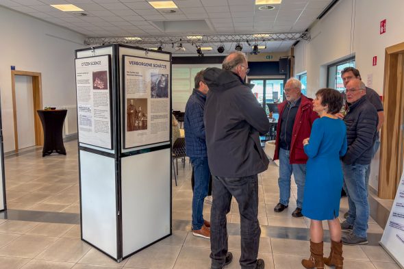 Menschen besuchen die Ausstellung