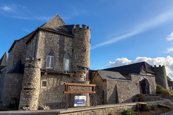 Töpfereimuseum - Burg Raeren von außen