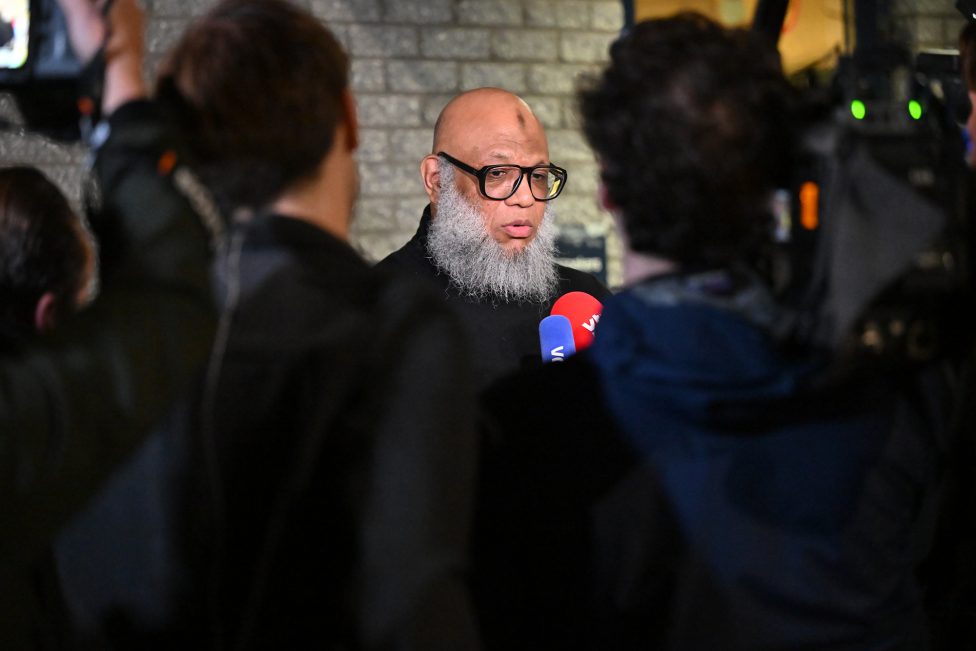 Nizar Trabelsi gibt Pressevertretern ein Interview