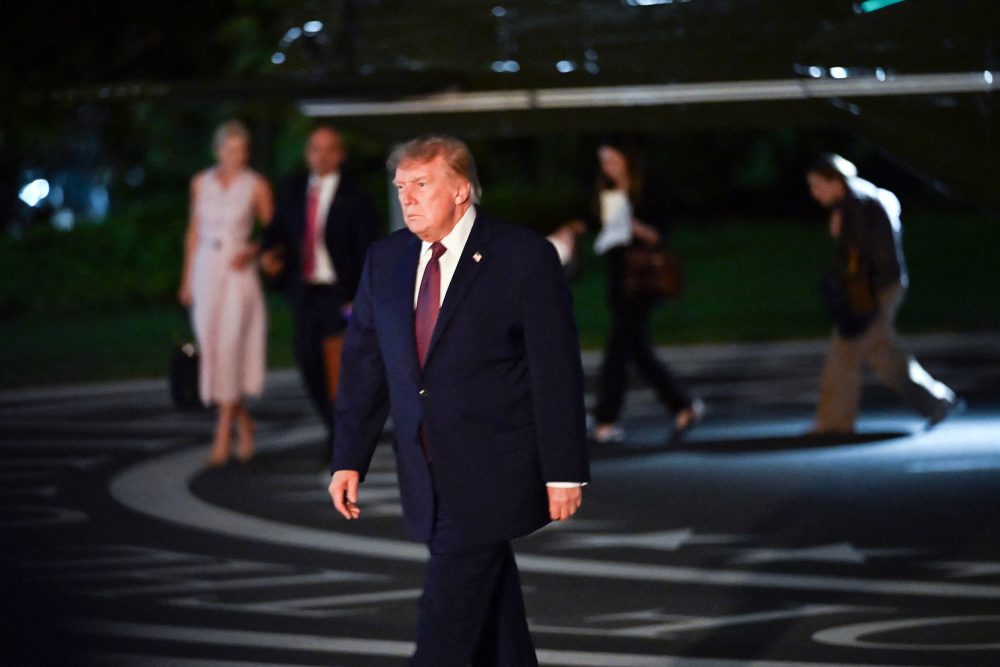 Trump auf dem Weg zum Weißen Haus nach der Landung der Marine One