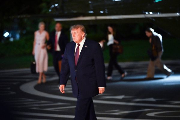 Trump auf dem Weg zum Weißen Haus nach der Landung der Marine One