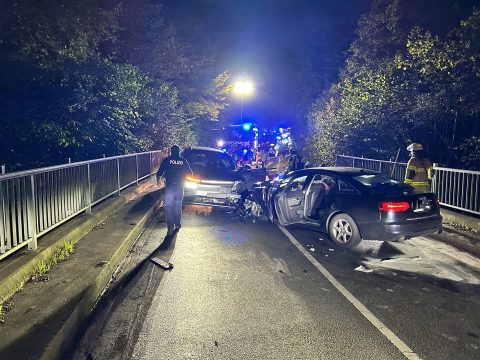 Frontalzusammenstoß zweier Autos in AAchen