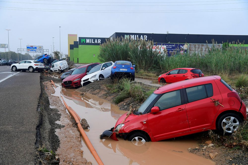 Beschädigte Autos nach Unwetter in der Region Valencia 2024