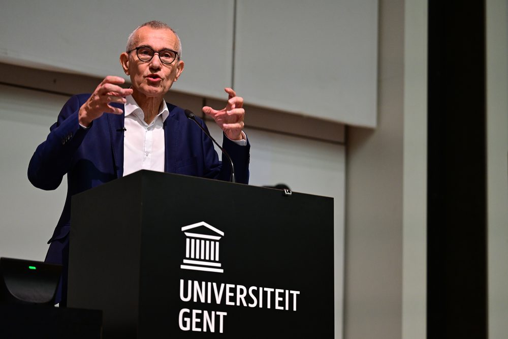 Vizepremier Frank Vandenbroucke am Rednerpult im Hörsaal der Uni Gent