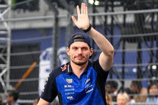Max Verstappen winkt