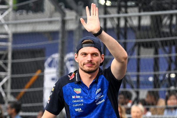 Max Verstappen winkt