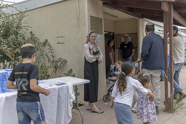 Israelische Siedler stehen vor einem Wahllokal an