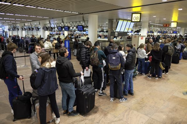Wartende Passagiere in der Abflughalle am Brussels Airport