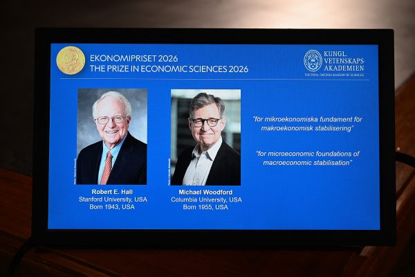 Die beiden Träger des Nobelpreis für Wirtschaftswissenschaften Robert E. Hall (links) und Michael Woodford
